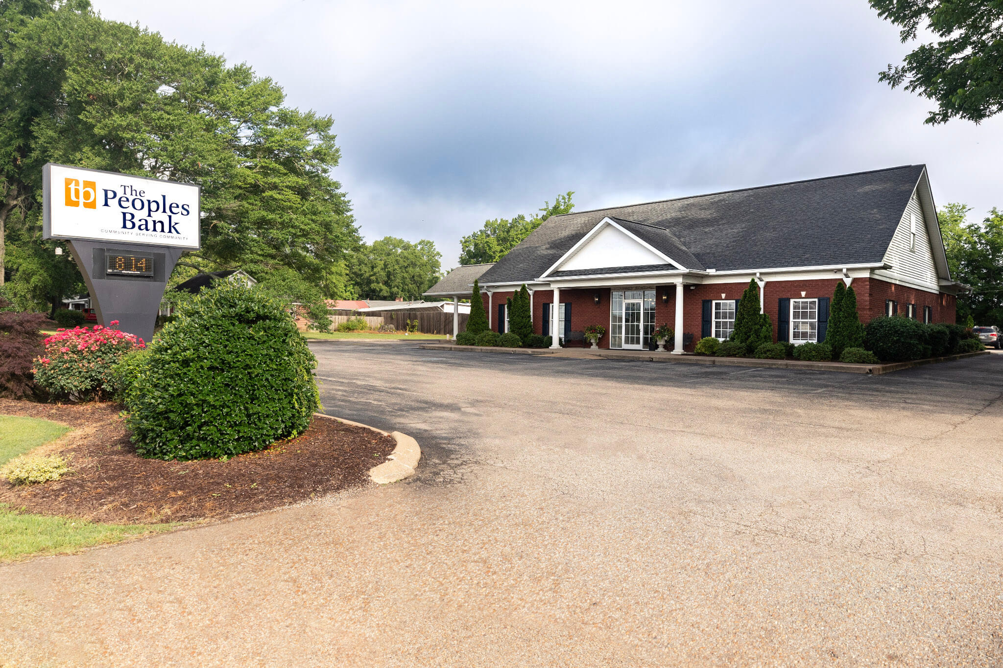 Photo of the Henderson branch from the street
